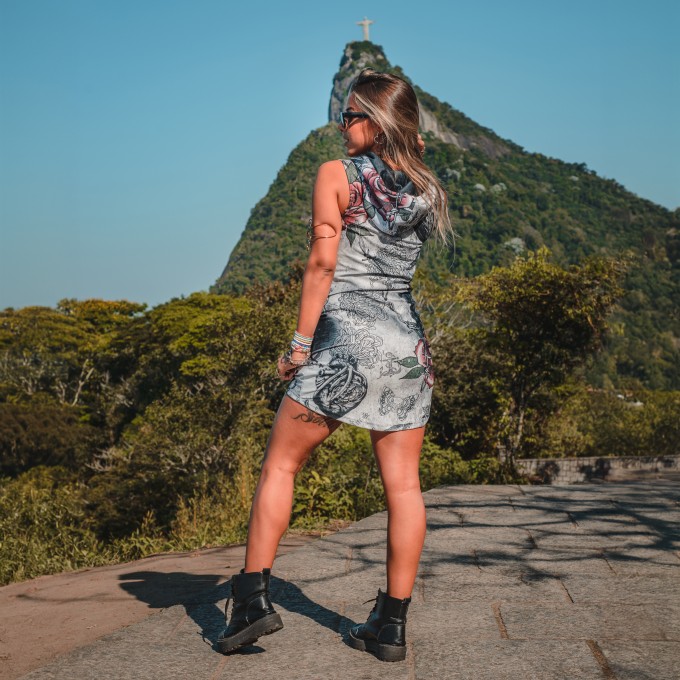 Vestido Capuz Caveira Rosas